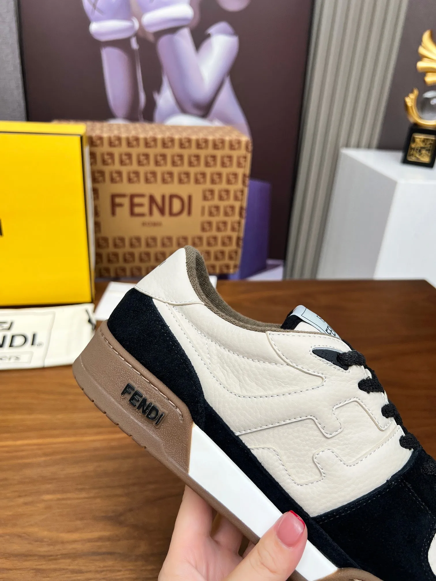 Factory price 660💰 Fendi·Fendi⛳️Hot-selling 35--45 couple model👫 FD match Original purchase for RMB14340 One-to-one reproduction Designer Kim Jones's first sneaker fendi match and Donkey brand Trainer basketball sneakers, fresh blood injected with FF retro design Super good-looking and versatile, the upper is made of cowhide and cowhide splicing combination, with concave and convex double F on the side The logo lining is made of terry velvet 🤗Super soft on the feet, lightweight and comfortable to match with a sweatshirt, original full package! ✦ Fabric: cowhide + cowhide color matching ✦ Lining: original terry velvet lining ✦ Sole: original molded multi-color color matching sole ✦ Sole: mesh injection molding pad ✦ Sole thickness: 3.5cm ✦ Female size: 35--40, female 40 customized ✦ Male size: 39--45, male 45 customized